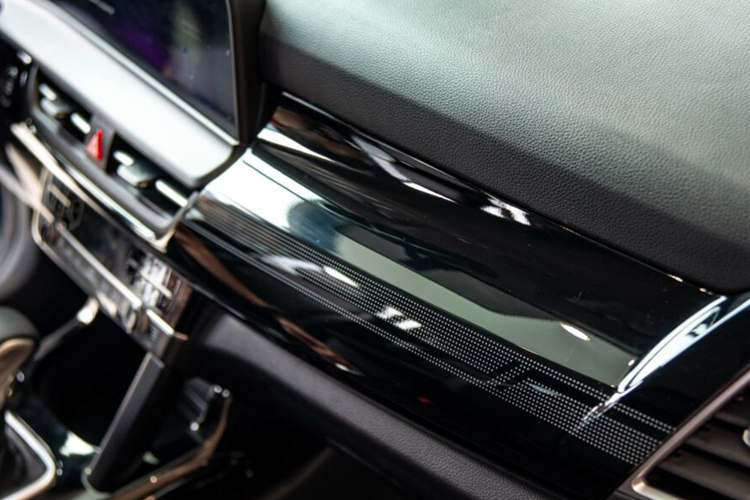 Nội thất Seltos 2024 thiết kế thông minh và cao cấp khi kết hợp chất liệu da mềm mại với ốp kim loại tinh tế cùng tùy chọn tông nội thất đen sang trọng. Màn hình nối liền Panoramic kết hợp giữa đồng hồ đa thông tin Full LCD 10.25 inch và màn hình giải trí trung tâm AVN 10.25 inch kết nối Apple Carplay và Android Auto không dây giúp quá trình thao tác nhanh chóng và thuận tiện hơn