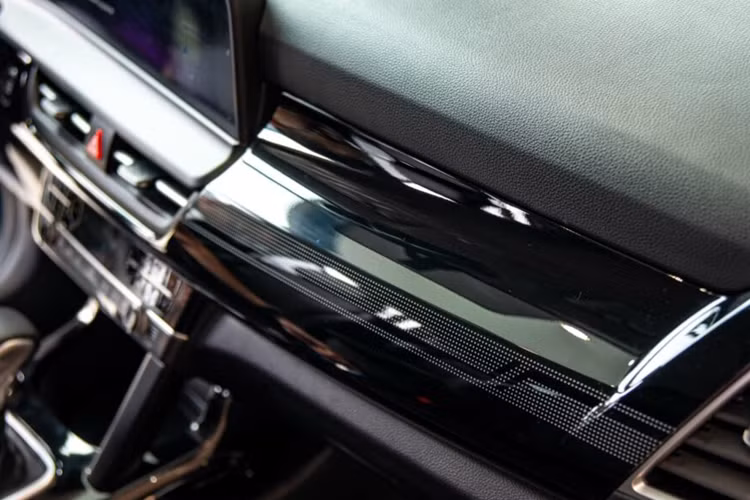 Nội thất Seltos 2024 thiết kế thông minh và cao cấp khi kết hợp chất liệu da mềm mại với ốp kim loại tinh tế cùng tùy chọn tông nội thất đen sang trọng. Màn hình nối liền Panoramic kết hợp giữa đồng hồ đa thông tin Full LCD 10.25 inch và màn hình giải trí trung tâm AVN 10.25 inch kết nối Apple Carplay và Android Auto không dây giúp quá trình thao tác nhanh chóng và thuận tiện hơn