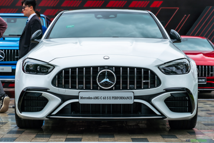 Cụm nút bấm đặc trưng cho các mẫu xe AMG, màn hình hiển thị thông tin kính lái HUD tùy chọn, ốp nội thất bằng sợi carbon và hệ thống lọc không khí Energizing Air Control cũng có bên trong mẫu xe này. Những công nghệ đáng chú ý khác của xe bao gồm chức năng giả lập đường đua AMG Track Pace