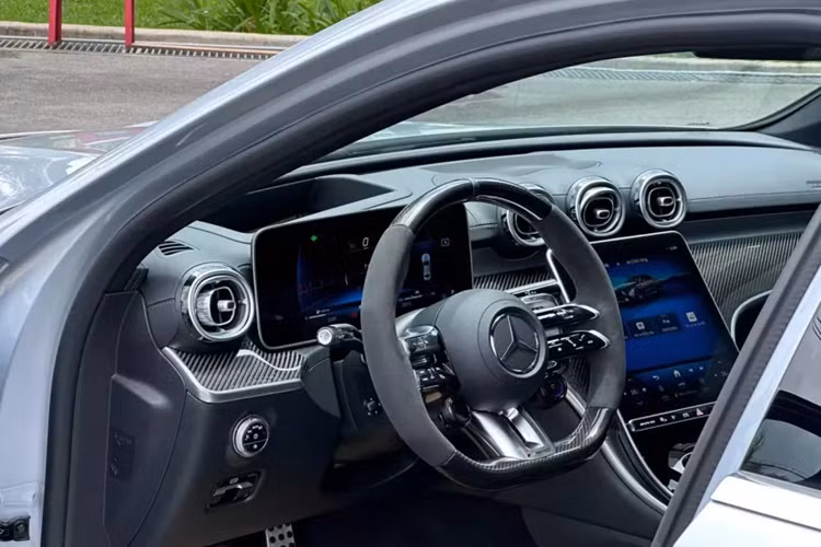 Ngoài ra, Mercedes-AMG C63 E Performance còn được trang bị pin 6,1 kWh, cung cấp công suất liên tục 70 kW và đạt mức 150 kW trong 10 giây. Người dùng có thể sạc pin tại trạm sạc, dùng bộ sạc treo tường wallbox hoặc ổ cắm điện gia đình thông qua bộ sạc AC tích hợp 3,7 kW.