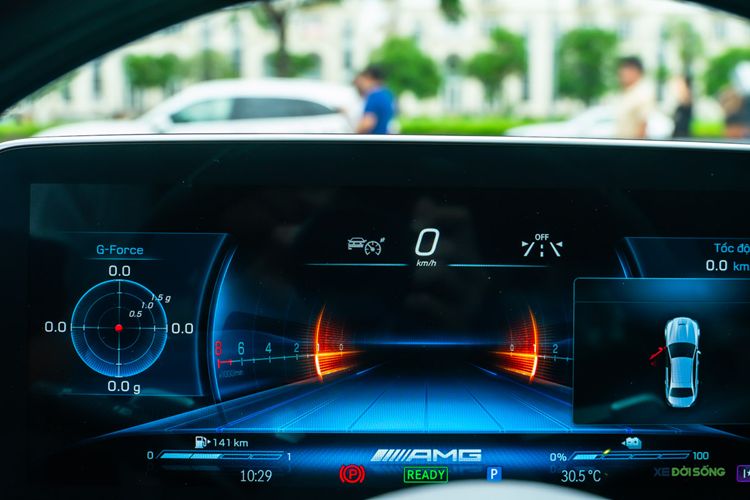 Tiếp theo đó là khe gió nằm ngang ở trung tâm nắp ca-pô, ốp sườn xe thể thao, bộ khuếch tán gió cỡ lớn phía sau và hai ống xả hình thang. Trong khi đó, biểu tượng ngôi sao Mercedes-Benz bằng vòng nguyệt quế trên nắp ca-pô được thay thế bởi huy hiệu tròn với biểu tượng AMG màu đen.