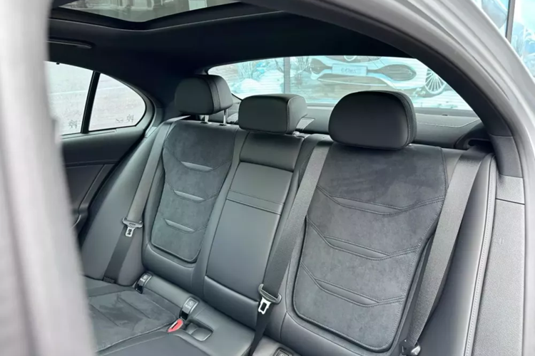 Động cơ đi kèm với hộp số tự động 9 cấp AMG Speedshift MCT 9G và hệ dẫn động 4 bánh toàn thời gian AMG Performance 4Matic+. Sức mạnh động cơ cho phép xe tăng tốc từ 0-100 km/h chỉ trong 3,4 giây.