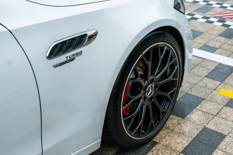 Xe đi kèm ghế thể thao AMG bọc da Nappa cao cấp với phần hông có lỗ thoáng khí và đường chỉ khâu có họa tiết AMG in nổi ở phía trước. Bên cạnh đó là vô lăng 3 chấu thể thao AMG Performance ốp carbon/vi sợi Microcut, tích hợp các nút điều khiển cảm ứng, bảng đồng hồ kỹ thuật số và màn hình cảm ứng trung tâm cỡ lớn.