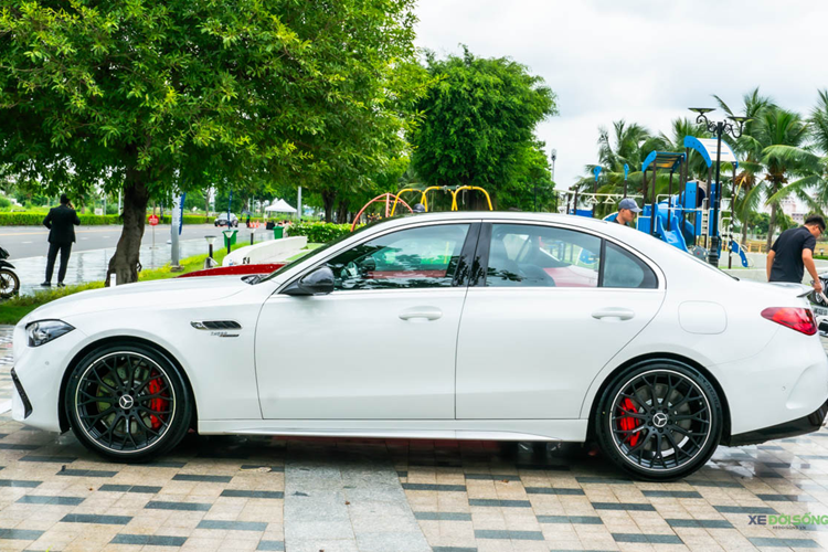 Gói trang bị mở rộng khả năng vận hành AMG Driver’s Package tăng cường vận tốc tối đa lên đến 280 km/h, hệ thống phanh hiệu năng cao AMG, hệ thống hỗ trợ đánh lái bánh sau với góc đánh lái tối đa 2,5 độ và hệ thống kiểm soát khí động học chủ động Airpanel với cánh gió phía sau tự động điều chỉnh.