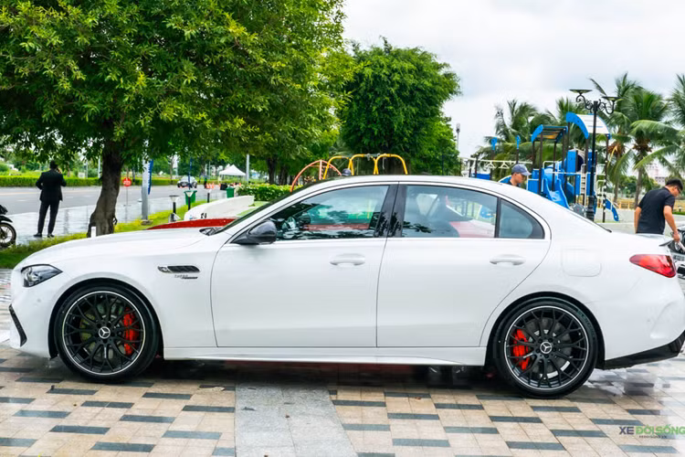 Gói trang bị mở rộng khả năng vận hành AMG Driver’s Package tăng cường vận tốc tối đa lên đến 280 km/h, hệ thống phanh hiệu năng cao AMG, hệ thống hỗ trợ đánh lái bánh sau với góc đánh lái tối đa 2,5 độ và hệ thống kiểm soát khí động học chủ động Airpanel với cánh gió phía sau tự động điều chỉnh.