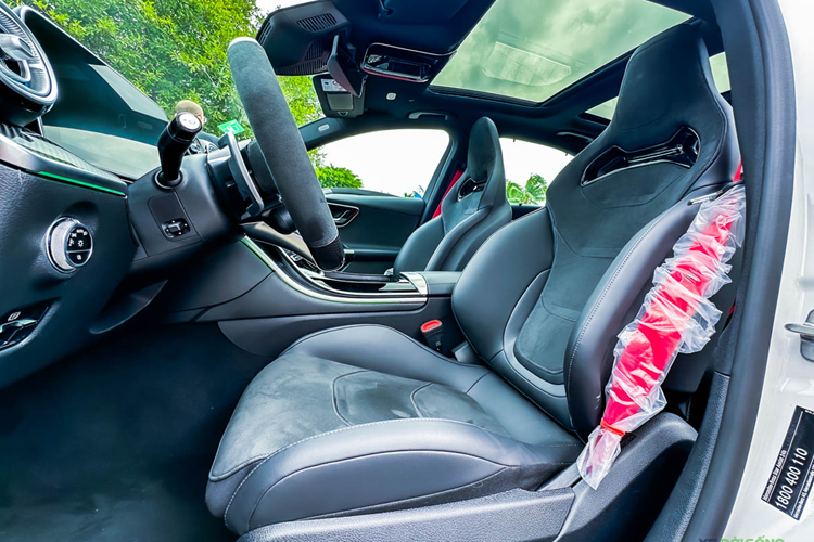 So với C-Class thông thường, Mercedes-AMG C63 E Performance còn có kích thước lớn hơn. Xe dài hơn 83 mm, rộng hơn 76 mm ở phía trước trong khi chiều dài cơ sở tăng 10 mm. Bên trong mẫu xe hiệu suất cao này là không gian nội thất kết hợp giữa sự sang trọng và thể thao.