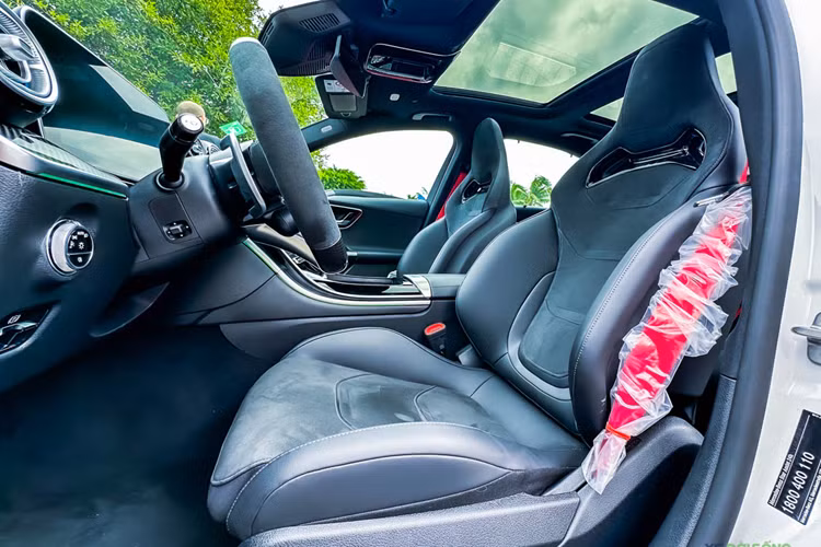 So với C-Class thông thường, Mercedes-AMG C63 E Performance còn có kích thước lớn hơn. Xe dài hơn 83 mm, rộng hơn 76 mm ở phía trước trong khi chiều dài cơ sở tăng 10 mm. Bên trong mẫu xe hiệu suất cao này là không gian nội thất kết hợp giữa sự sang trọng và thể thao.