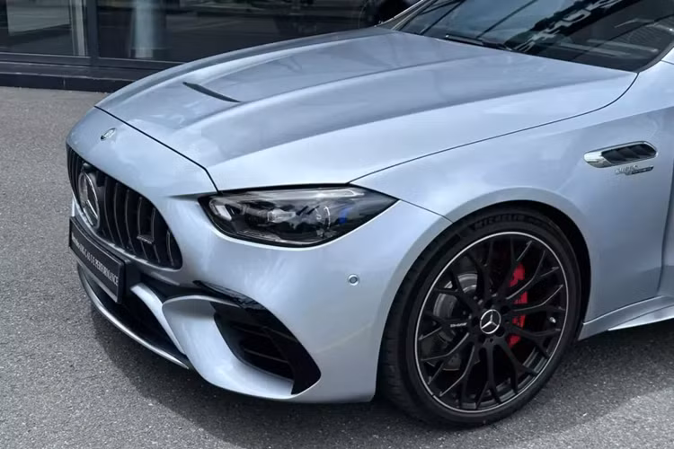 Mẫu xe sedan Mercedes-AMG C63 E Performance chính là phiên bản đắt nhất, nhanh và mạnh nhất của dòng xe sang C-Class hiện nay. Đây đồng thời cũng là mẫu xe xe sở hữu công nghệ E Performance đầu tiên có mặt tại thị trường Việt Nam.