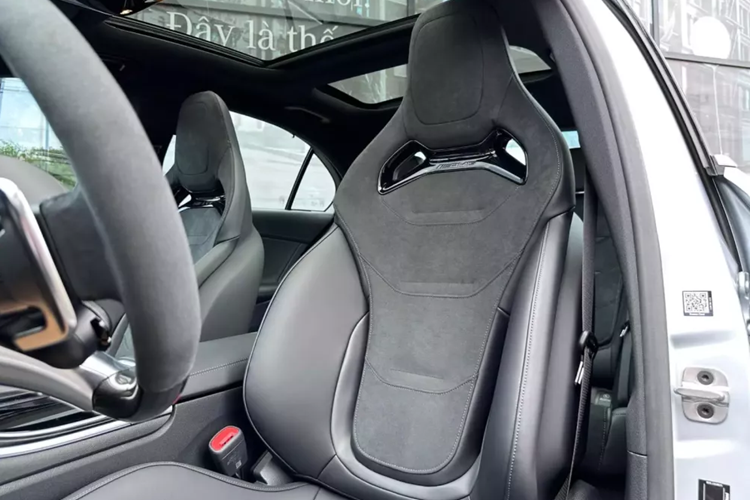 Cụ thể, mẫu xe này được trang bị hệ thống truyền động độc lập E Performance, bao gồm máy xăng 4 xi-lanh, tăng áp, dung tích 2.0L và mô-tơ điện, tạo ra tổng công suất 680 mã lực cùng mô-men xoắn cực đại 1.020 Nm.