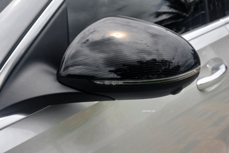 Cụ thể, xe được trang bị gương chiếu hậu ngoại thất được ốp sợi carbon, vành la-zăng AMG có đường kính 20 inch, thiết kế nan đa chấu sơn đen bóng, cùm phanh sơn đỏ và cánh gió thể thao AMG ốp carbon phía đuôi xe.