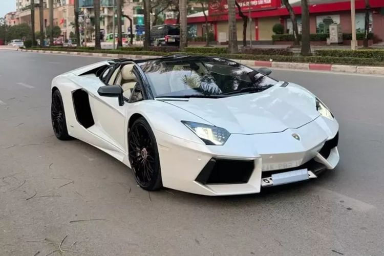 Vào tháng 3 đầu năm nay, thông tin về việc một cô gái 9X có biệt danh Hân Dubai tậu Lamborghini Aventador LP700-4 Roadster có giá bán 17 tỷ đồng, đã thu hút sự quan tâm của cộng đồng mạng, đây có thể xem là điểm sáng hiếm hoi trên thị trường chuyển nhượng siêu xe.
