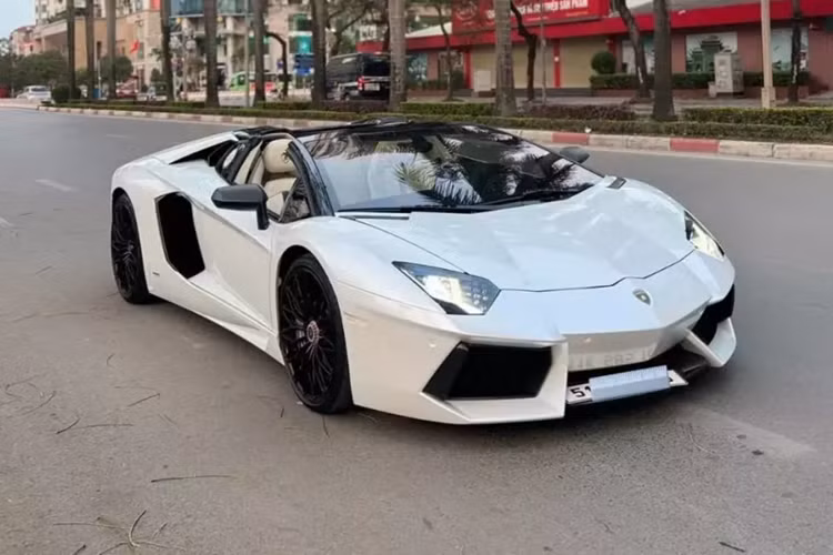 Vào tháng 3 đầu năm nay, thông tin về việc một cô gái 9X có biệt danh Hân Dubai tậu Lamborghini Aventador LP700-4 Roadster có giá bán 17 tỷ đồng, đã thu hút sự quan tâm của cộng đồng mạng, đây có thể xem là điểm sáng hiếm hoi trên thị trường chuyển nhượng siêu xe.