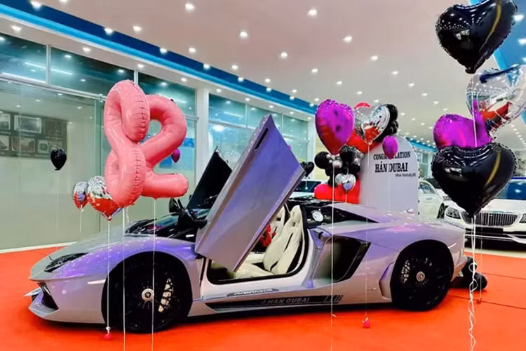 Sức mạnh được truyền tới cả bốn bánh thông qua hộp số tự động 7 cấp ISR, nhờ đó, phiên bản Lamborghini Aventador LP700-4 Roadster có thể tăng tốc từ vị trí xuất phát lên 100 km/h trong thời gian 2,9 giây trước khi đạt vận tốc tối đa 349 km/h. Được biết, chiếc xe trong bài viết này đã được thay hệ thống ống xả độ.