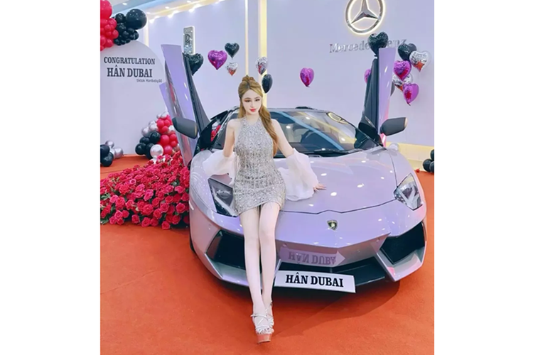 Nội thất xe cũng được bọc lại da màu trắng, và màn hình của xe đã độ lên bản Lamborghini Aventador LP 750-4 SV Roadster, giới hạn 500 xe trên toàn cầu.