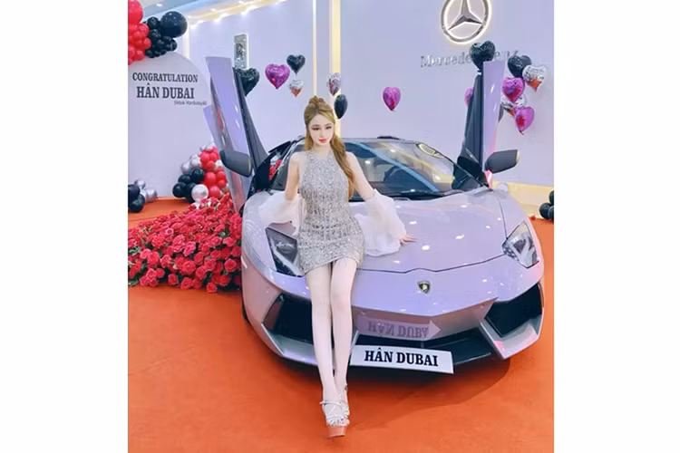 Nội thất xe cũng được bọc lại da màu trắng, và màn hình của xe đã độ lên bản Lamborghini Aventador LP 750-4 SV Roadster, giới hạn 500 xe trên toàn cầu.