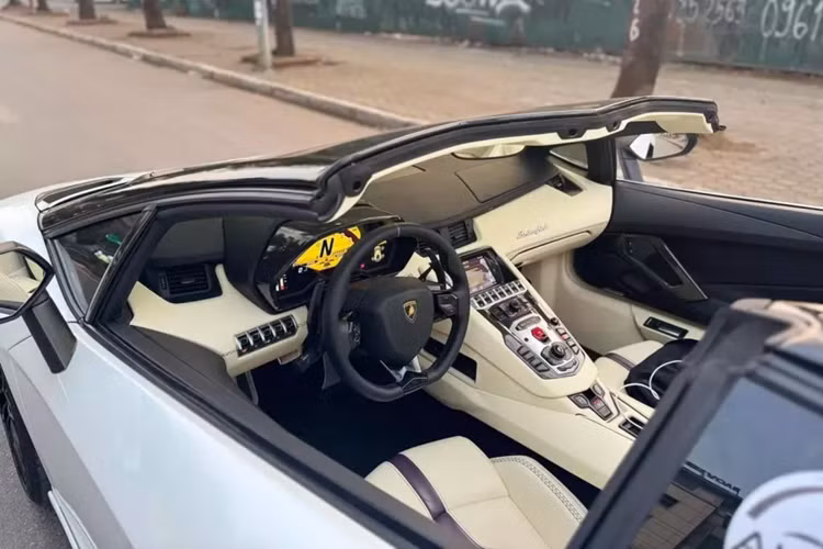 Hiện tại, chiếc siêu xe mui trần Lamborghini Aventador LP700-4 Roadster của Hân Dubai vẫn được chào bán 17 tỷ đồng, về lý lịch của xe, nó khá nổi tiếng vì từng được Phan Công Khanh độ lên body kit SVJ, nhưng nay đã về ngoại hình zin, chỉ để lại mâm độ.