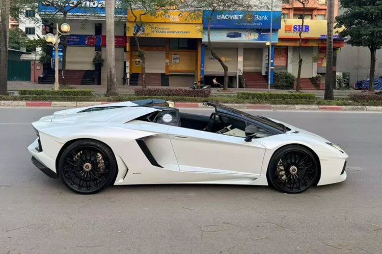 Tuy nhiên, chỉ sau 4 tháng mua chiếc siêu xe Lamborghini Aventador LP700-4 Roadster này về, Hân Dubai đã bán lại, khiến không ít người bất ngờ. Thú vị ở chỗ, siêu xe mui trần này lại trở về đúng đơn vị đã bán xe cho cô, khiến không ít người nghi ngờ 9X này mướn xe.