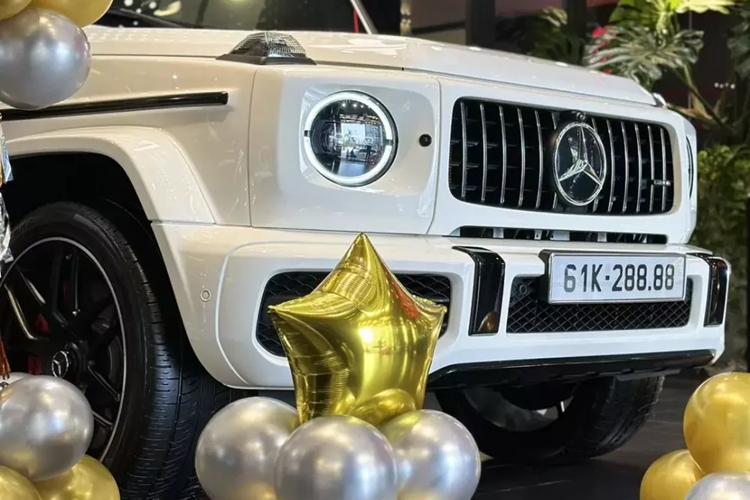 Chưa hết, chiếc SUV hạng sang Mercedes-AMG G63 này đeo biển số 61K-288.88, còn gọi là tứ quý 8, theo tìm hiểu của chúng tôi, biển số 61K-288.88 trải qua 2 lần đấu giá, lần đầu vào ngày 13/10/2023 thời gian từ 09:15 đến 10:15, biển số này được trả đến 1,18 tỷ đồng, nhưng người trúng đấu giá đã bỏ cọc 40 triệu đồng