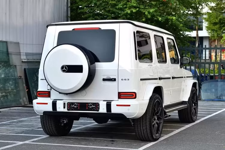 Sức mạnh của xe Mercedes-AMG G63 đến từ khối động cơ xăng V8, tăng áp kép, dung tích 4.0 lít, sản sinh công suất tối đa 577 mã lực tại vòng tua máy 6.000 vòng/phút và mô-men xoắn cực đại 850 Nm tại dải tua máy 2.500 - 3.500 vòng/phút.