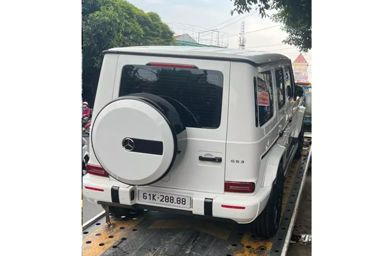 Sau đó, chiếc biển đẹp này được mang ra đấu lại vào ngày 14/11/2023, trong khoảng thời gian từ 08:00 đến 09:00, lần này, biển số 61K-288.88 trên Mercedes-AMG G63 có mức trúng đấu giá chỉ 745 triệu đồng, và người trúng đấu giá đã hoàn thành các thủ tục tài chính cần thiết, trước khi siêu biển đẹp được đăng ký cho xe Mercedes-AMG G63.