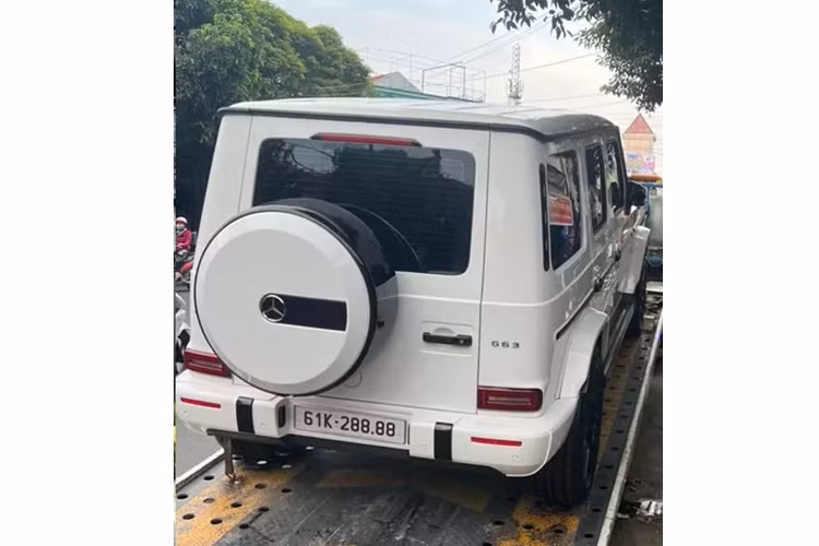 Sau đó, chiếc biển đẹp này được mang ra đấu lại vào ngày 14/11/2023, trong khoảng thời gian từ 08:00 đến 09:00, lần này, biển số 61K-288.88 trên Mercedes-AMG G63 có mức trúng đấu giá chỉ 745 triệu đồng, và người trúng đấu giá đã hoàn thành các thủ tục tài chính cần thiết, trước khi siêu biển đẹp được đăng ký cho xe Mercedes-AMG G63.