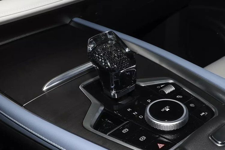 So với phiên bản cũ, Chery Omoda 5 Guardian Edition sở hữu ngoại hình không có gì khác biệt, trừ vành la-zăng. Vành của mẫu xe này có thiết kế 5 chấu kép và sơn màu xám thay vì đen bóng như bản cũ.