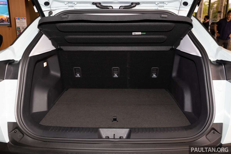 Nội thất của Chery Omoda 5 Guardian Edition được bọc da phối 2 màu trẻ trung và hiện đại hơn. Xe vẫn sở hữu vô lăng vát đáy, tích hợp phím chức năng, màn hình 24,6 inch đặt nổi trên mặt táp-lô, hệ thống âm thanh Sony, hệ thống đèn viền LED 64 màu trang trí nội thất và tính năng ra lệnh bằng giọng nói.