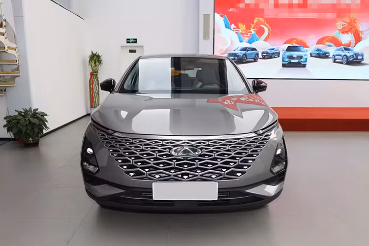 Tại thị trường Trung Quốc, Chery Omoda 5 Guardian Edition 2024 có 2 bản trang bị là Plus và Pro. Giá xe Chery Omoda 5 2024 lần lượt cho 2 phiên bản này 109.900 Nhân dân tệ (tương đương 377 triệu đồng) và 114.900 Nhân dân tệ (khoảng 394 triệu đồng).