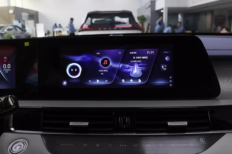 Những chi tiết thiết kế ngoại thất còn lại của xe như lưới tản nhiệt không viền cỡ lớn, hệ thống đèn 2 tầng trên đầu xe, nóc dốc về phía sau theo phong cách coupe, kính cửa sổ hẹp, cánh gió mui, cánh gió sau tích hợp đèn hậu và 2 đầu ống xả giả hình chữ nhật mạ crôm đều được bê nguyên từ phiên bản cũ sang.