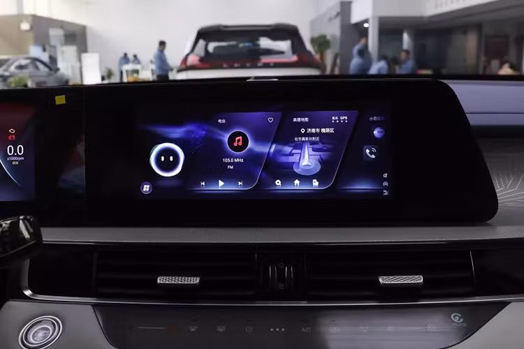 Những chi tiết thiết kế ngoại thất còn lại của xe như lưới tản nhiệt không viền cỡ lớn, hệ thống đèn 2 tầng trên đầu xe, nóc dốc về phía sau theo phong cách coupe, kính cửa sổ hẹp, cánh gió mui, cánh gió sau tích hợp đèn hậu và 2 đầu ống xả giả hình chữ nhật mạ crôm đều được bê nguyên từ phiên bản cũ sang.