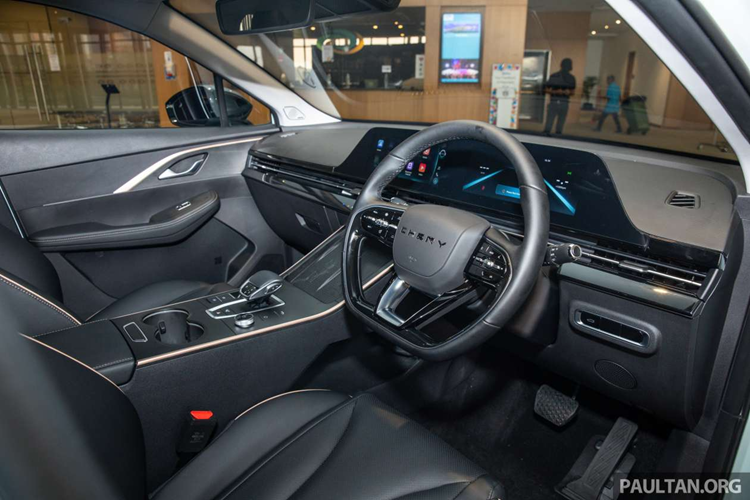 Bên trong xe, Chery Omoda 5 Guardian Edition cũng chỉ được cải tiến nhẹ về mặt thiết kế. Đáng chú ý nhất là khu vực cụm điều khiển trung tâm với cần số pha lê mới, học theo phong cách của những mẫu xe sang như BMW và Volvo.