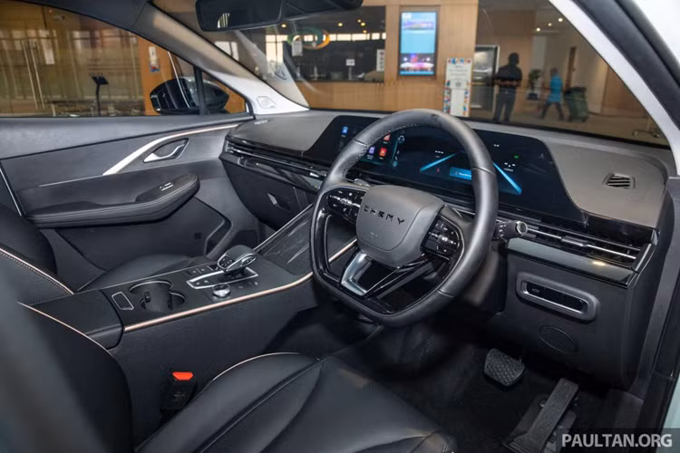 Bên trong xe, Chery Omoda 5 Guardian Edition cũng chỉ được cải tiến nhẹ về mặt thiết kế. Đáng chú ý nhất là khu vực cụm điều khiển trung tâm với cần số pha lê mới, học theo phong cách của những mẫu xe sang như BMW và Volvo.