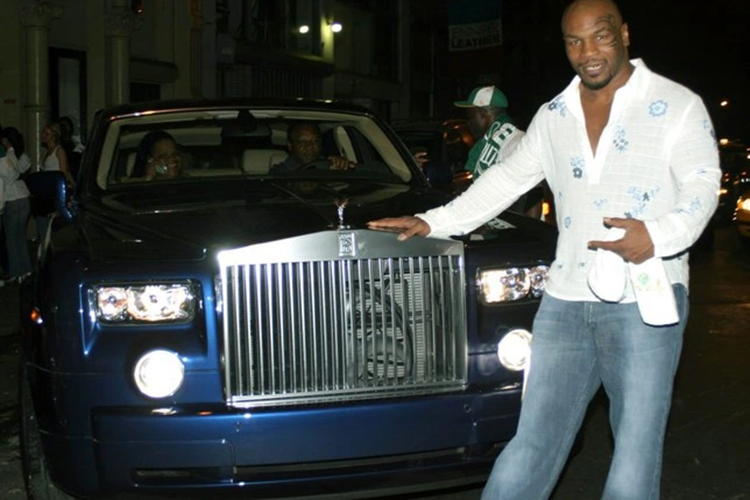 Đến năm 1987, sau khi đánh bại Tony Tucker, huyền thoại quyền anh này tiếp tục bổ sung thêm chiếc Rolls-Royce Corniche trị giá 186.000 USD (khoảng 4,72 tỷ đồng theo tỷ giá hiện tại) vào bộ sưu tập xe.