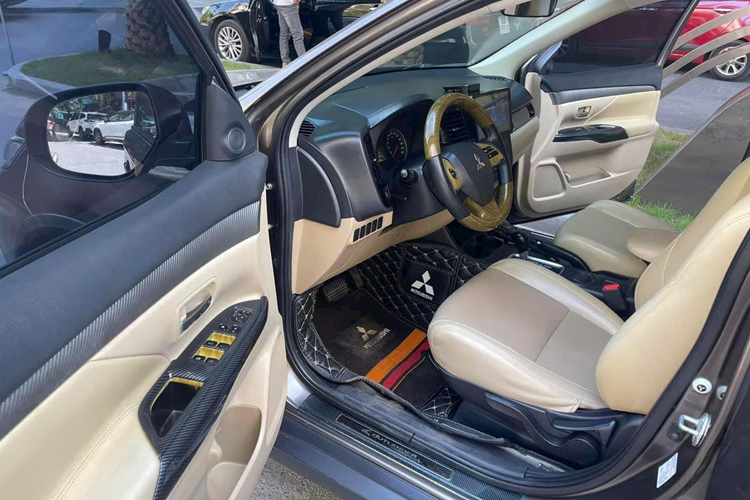 Vì là phiên bản tiêu chuẩn, chiếc xe được rao bán có ngoại hình thua kém hơn các phiên bản khác, ví dụ như chỉ được trang bị mâm đúc 16 inch hay đèn pha Halogen (hai bản cao dùng đèn LED). Dù vậy, mức giá hiện tại chỉ ngang ngửa xe hạng A khiến người dùng cũng khó có thể đòi hỏi thêm.