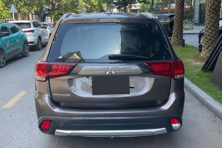 Tuy nhiên, chủ xe cũ cũng đã trang bị thêm một số "đồ chơi" như màn hình Android cỡ lớn để phục vụ cho nhu cầu cá nhân. Hai phiên bản 5 chỗ của Mitsubishi Outlander 2016 trang bị động cơ 2.0 lít có công suất 145 mã lực tại 6.000 vòng/phút, mô-men xoắn 196 Nm tại 4.200 vòng/phút.