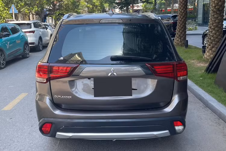 Tuy nhiên, chủ xe cũ cũng đã trang bị thêm một số "đồ chơi" như màn hình Android cỡ lớn để phục vụ cho nhu cầu cá nhân. Hai phiên bản 5 chỗ của Mitsubishi Outlander 2016 trang bị động cơ 2.0 lít có công suất 145 mã lực tại 6.000 vòng/phút, mô-men xoắn 196 Nm tại 4.200 vòng/phút.