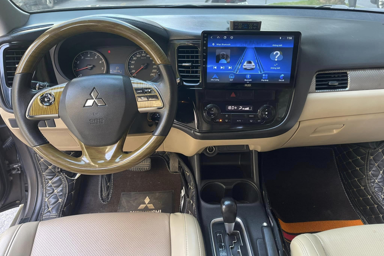 Được biết, ở thời điểm mua mới, giá xe Mitsubishi Outlander từ 975 triệu đồng. Để lăn bánh phương tiện, người dùng có thể phải bỏ ra số tiền lên tới 1,1 tỷ đồng. Mitsubishi Outlander 2016 có kích thước tổng thể dài, rộng, cao tương ứng 4.695 x 1.810 x 1.680 (mm), chiều dài cơ sở 2.670 mm.