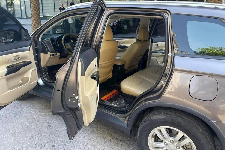 Con số này ngang ngửa với giá bán của một chiếc xe hạng A Hyundai i10 (360 đến 455 triệu đồng). Theo người bán, đây là phiên bản tiêu chuẩn của Mitsubishi Outlander 2016, sở hữu ngoại thất màu nâu. 