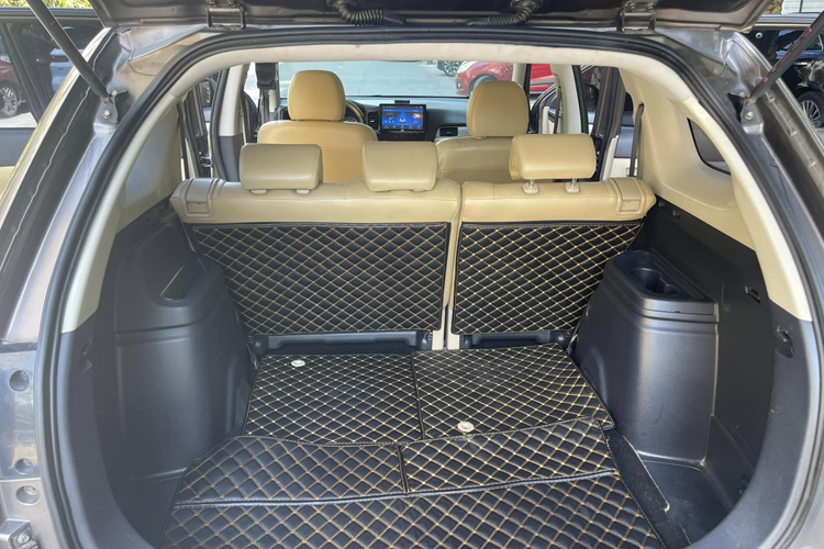 Phiên bản tiêu chuẩn của Mitsubishi Outlander 2016 thiếu khá nhiều trang bị tiện nghi, xe không có gương chiếu hậu chống chói tự động, sấy gương, cảm biến gạt mưa, đèn xe tự động bật tắt. Xe cũng thiếu vắng chìa khóa thông minh hay nút bấm khởi động, nội thất chỉ bọc ghế nỉ, vô lăng không được bọc da.