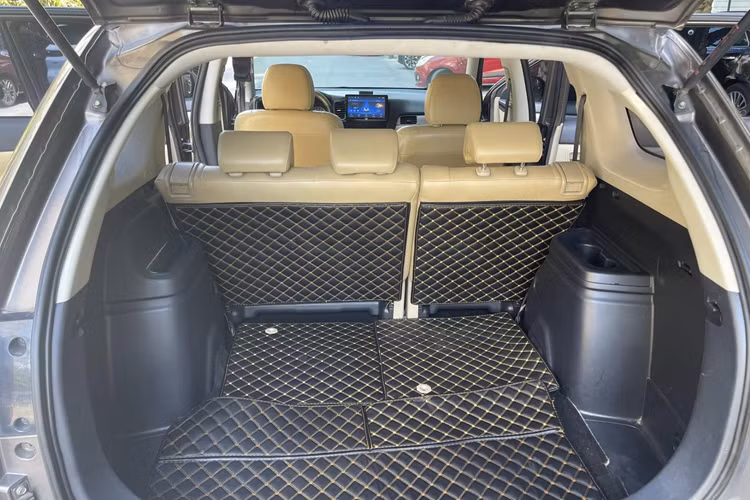 Phiên bản tiêu chuẩn của Mitsubishi Outlander 2016 thiếu khá nhiều trang bị tiện nghi, xe không có gương chiếu hậu chống chói tự động, sấy gương, cảm biến gạt mưa, đèn xe tự động bật tắt. Xe cũng thiếu vắng chìa khóa thông minh hay nút bấm khởi động, nội thất chỉ bọc ghế nỉ, vô lăng không được bọc da.