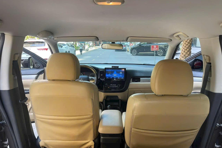 So với mẫu xe anh em Outlander Sport, Outlander có chiều dài cơ sở tương đương trong khi các số đo đều lớn hơn. Xe cũng có chiều dài tổng thể lớn hơn các mẫu xe 5 chỗ trên thị trường nhưng lại thua kém Hyundai Santa Fe hay Kia Sorento về bề ngang và chiều cao.