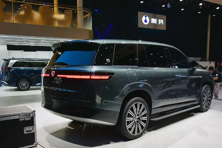 Denza N9 sẽ thâm nhập thị trường Trung Quốc vào đầu năm 2025 với mức giá khởi điểm trên 500.000 nhân dân tệ (68.950 USD - khoảng hơn 1,6 tỷ đồng). Nó cũng sẽ được bán tại thị trường nước ngoài. Nên nhớ rằng BYD đặt mục tiêu ra mắt Denza tại châu Âu vào năm tới với Denza Z9 GT 2025 là xe ra mắt.