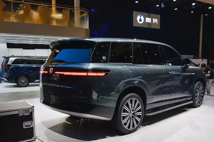 Denza N9 sẽ thâm nhập thị trường Trung Quốc vào đầu năm 2025 với mức giá khởi điểm trên 500.000 nhân dân tệ (68.950 USD - khoảng hơn 1,6 tỷ đồng). Nó cũng sẽ được bán tại thị trường nước ngoài. Nên nhớ rằng BYD đặt mục tiêu ra mắt Denza tại châu Âu vào năm tới với Denza Z9 GT 2025 là xe ra mắt.