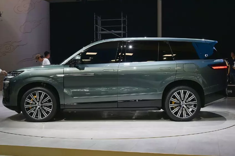 D9 cũng sẽ giúp thúc đẩy sự phát triển ở nước ngoài của Denza như đã từng thấy ở Anh. Hãng từng mang chiếc MPV Denza D9 về Việt Nam vào tháng 10 để tham dự VMS 2024, vì thế, sẽ không có gì quá bất ngờ nếu thương hiệu con của BYD sẽ sớm có đại lý chính hãng ở nước ta, và chiếc xe mới N9 cũng sẽ được giới thiệu.