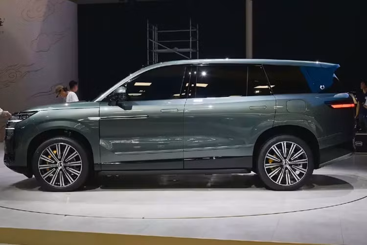 D9 cũng sẽ giúp thúc đẩy sự phát triển ở nước ngoài của Denza như đã từng thấy ở Anh. Hãng từng mang chiếc MPV Denza D9 về Việt Nam vào tháng 10 để tham dự VMS 2024, vì thế, sẽ không có gì quá bất ngờ nếu thương hiệu con của BYD sẽ sớm có đại lý chính hãng ở nước ta, và chiếc xe mới N9 cũng sẽ được giới thiệu.