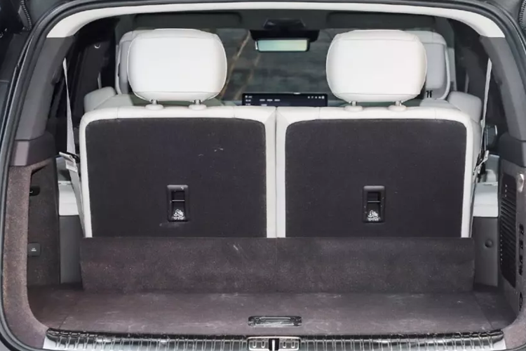 Do đó, chiếc SUV lớn này có sáu chỗ ngồi với bố cục 2 + 2 + 2. Không có nhiều điều để nói về hàng ghế thứ ba. Chúng được trang bị hai giá để cốc và bốn cổng USB.