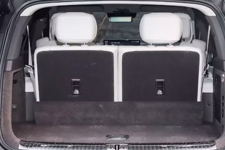 Do đó, chiếc SUV lớn này có sáu chỗ ngồi với bố cục 2 + 2 + 2. Không có nhiều điều để nói về hàng ghế thứ ba. Chúng được trang bị hai giá để cốc và bốn cổng USB.