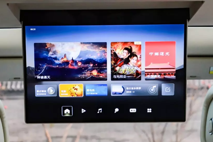 Một tính năng cao cấp khác của Denza N9 là hộp lưu trữ 11,5 lít có chức năng sưởi ấm và làm mát ẩn trong đường hầm trung tâm. Nó có phạm vi nhiệt độ hoạt động từ âm 6 đến cộng 50 độ C. Hàng ghế thứ ba của Denza N9 có hai chỗ ngồi.