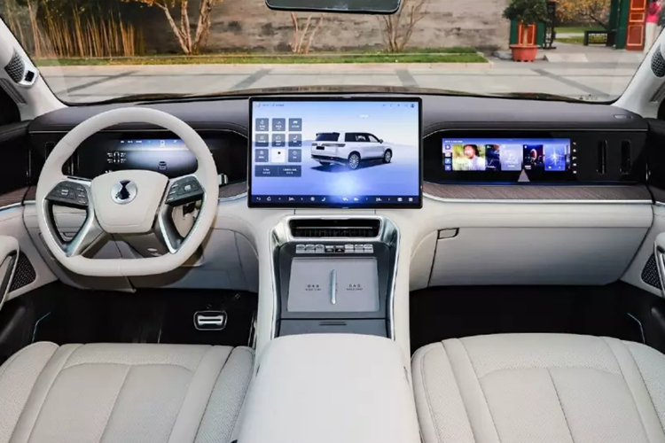 Denza N9, một chiếc crossover hàng đầu cỡ lớn của BYD, xe có kích thước bao gồm chiều dài, chiều rộng và chiều cao lần lượt sẽ là 5.258/2.030/1.830 mm với chiều dài cơ sở là 3.125 mm. Để rõ ràng hơn, nó dài hơn một chút so với Range Rover 2024. Denza N9 chạy trên bánh xe 21 hoặc 22 inch.