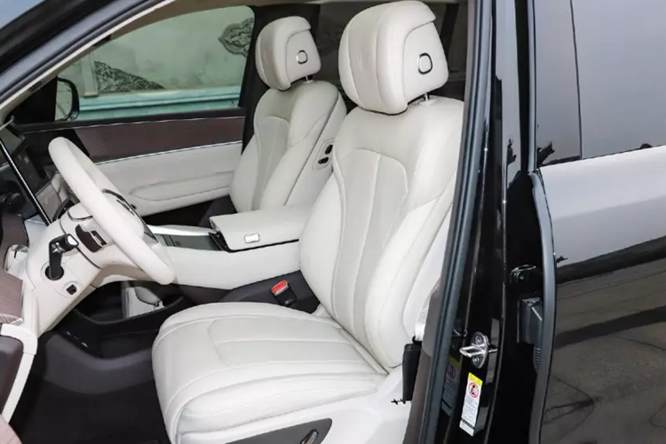 Hiện tại, chưa có thông tin về kích thước bộ pin. Nội thất của Denza N9 tuân theo ngôn ngữ thiết kế mới nhất của thương hiệu được áp dụng trên các mẫu Z9 và Z9 GT. Bảng điều khiển trung tâm của N9 áp dụng bố cục ba màn hình với màn hình cảm ứng lớn 17,3 inch. Cụm đồng hồ LCD 13,2 inch nằm sau vô lăng hình chữ D.